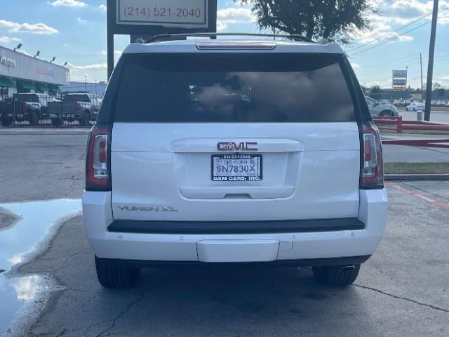 2017 Summit White GMC Yukon XL SLT 2WD (1GKS1GKC7HR) with an 5.3L V8 OHV 16V engine, 6-Speed Automatic transmission, located at 12182 Garland Rd, Dallas, TX, 75218, (214) 521-2040, 0.000000, 0.000000 - Photo#5