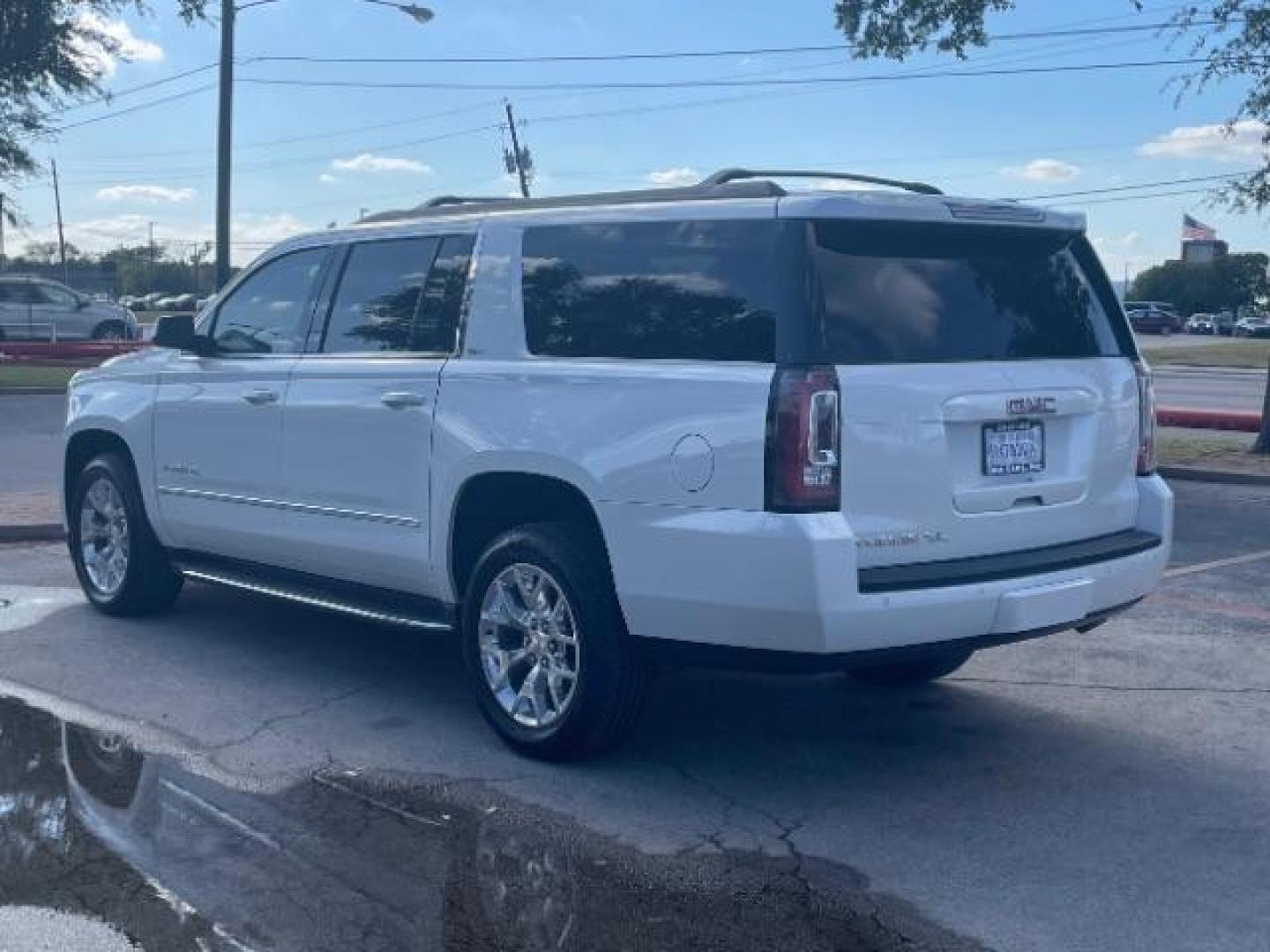 2017 Summit White GMC Yukon XL SLT 2WD (1GKS1GKC7HR) with an 5.3L V8 OHV 16V engine, 6-Speed Automatic transmission, located at 12182 Garland Rd, Dallas, TX, 75218, (214) 521-2040, 0.000000, 0.000000 - Photo#6