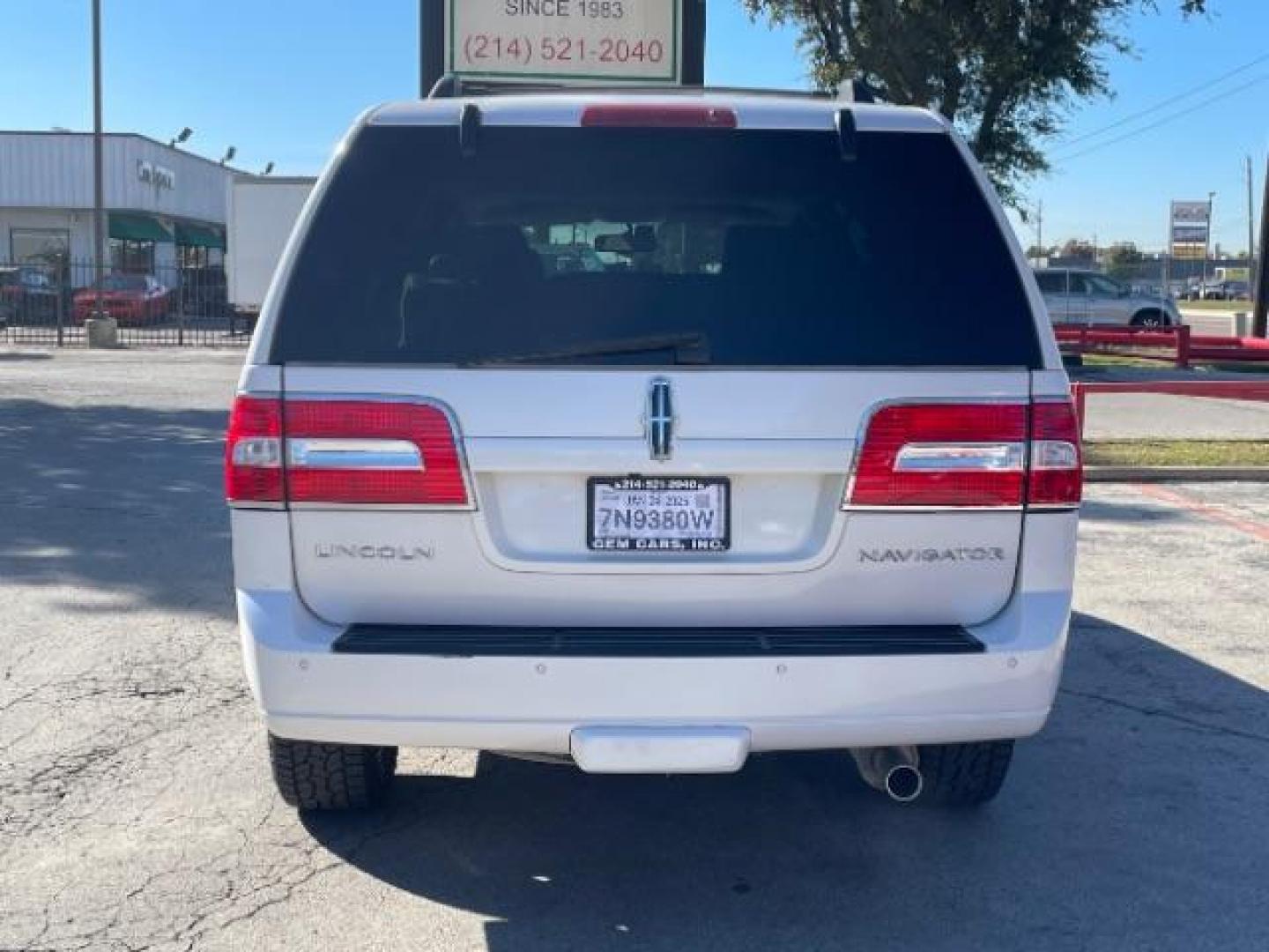 2011 White Platinum Metallic Tri Coat /Stone Leather Interior Lincoln Navigator 2WD (5LMJJ2H55BE) with an 5.4L V8 SOHC 24V engine, 6-Speed Automatic transmission, located at 12182 Garland Rd, Dallas, TX, 75218, (214) 521-2040, 0.000000, 0.000000 - Photo#5