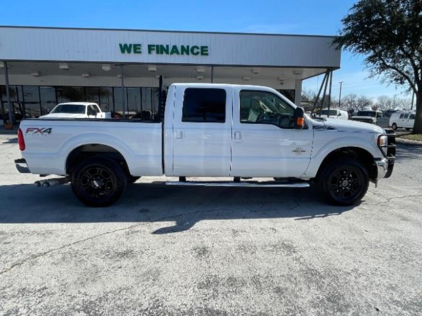 2016 WHITE Ford F-250 SD Lariat Crew Cab 4WD (1FT7W2BT2GE) with an 6.7L V8 OHV 16V DIESEL engine, 6-Speed Automatic transmission, located at 12182 Garland Rd, Dallas, TX, 75218, (214) 521-2040, 0.000000, 0.000000 - Photo#9