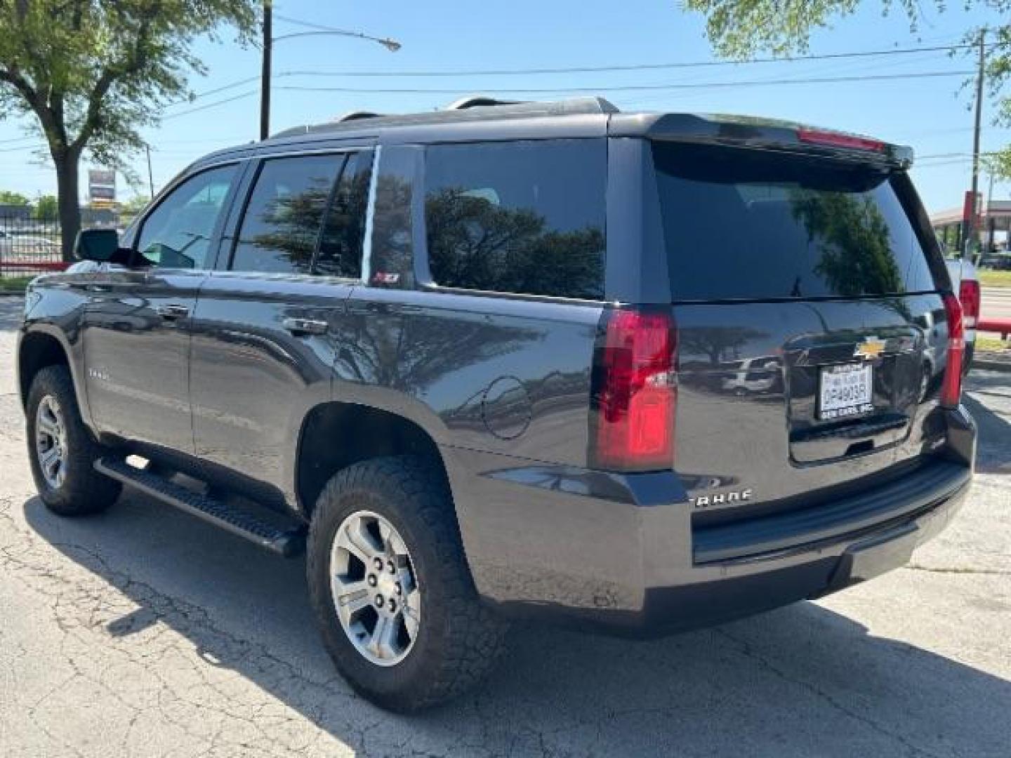 2017 GRAY /Black Leather Trim Buckets Chevrolet Tahoe Z71 (1GNSKBKC1HR) with an EcoTec3 5.3L V-8 gasoline direct injection engine, Automatic transmission, located at 12182 Garland Rd, Dallas, TX, 75218, (214) 521-2040, 0.000000, 0.000000 - Photo#4